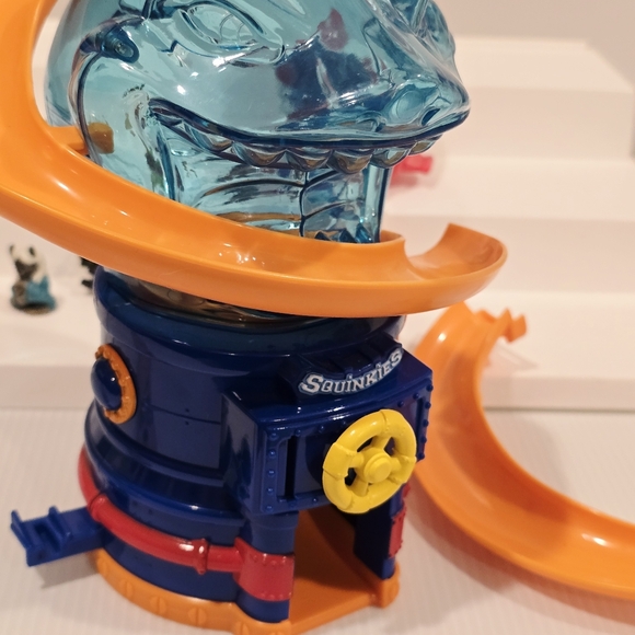 Squinkies Hot Wheels Shark Attack Tank Dispenser and Space Shuttle Set with Gi J - Picture 15 of 16